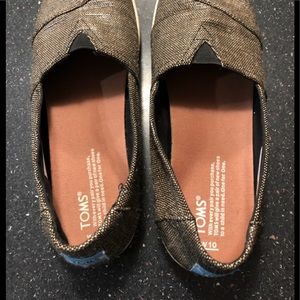 Tom’s slip-on canvas shoe, size 10W, gold & black